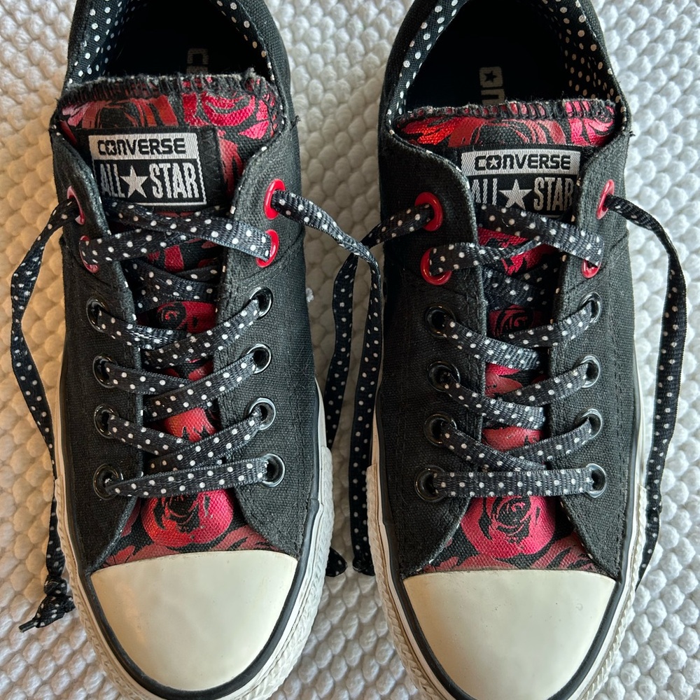 Converse Black and Red Sneakers with Classic Design